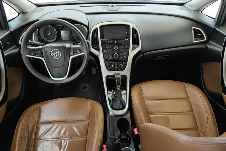 Used Buick GT 2013 GT 1.8L Automatic Fashion Edition Center Console