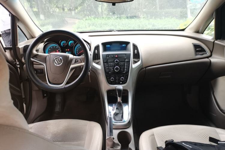 Used Buick GT 2013 GT 1.6L Automatic Fashion Edition Center Console
