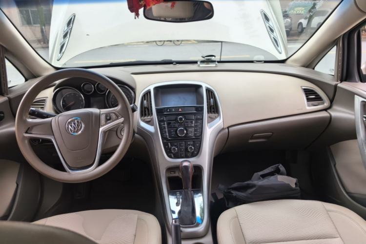 Used Buick GT 2013 GT 1.6L Automatic Fashion Edition Center Console