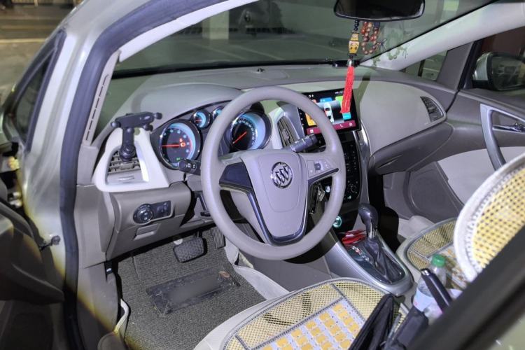 Used Buick GT 2013 GT 1.6L Automatic Fashion Edition Center Console