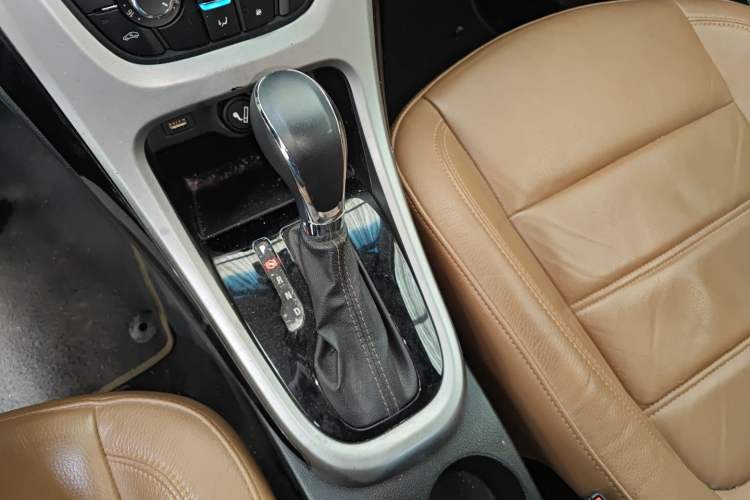 Used Buick GT 2013 GT 1.8L Automatic Fashion Edition Gear Lever
