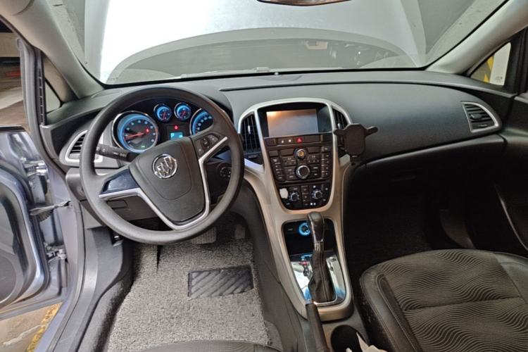 Used Buick GT 2013 XT 1.6L Automatic Fashion Edition Center Console