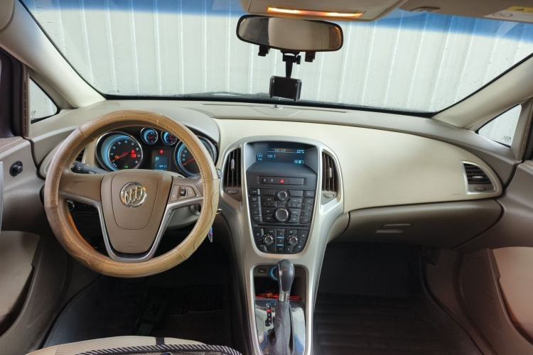 Used Buick GT 2013 GT 1.6L Automatic Fashion Edition Center Console