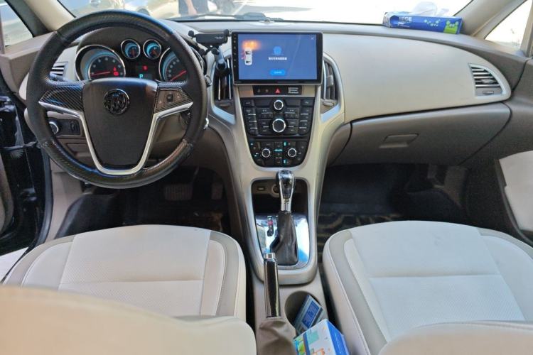 Used Buick GT 2013 GT 1.6L Automatic Fashion Edition Center Console