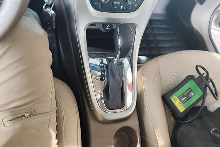 Used Buick GT 2013 GT 1.6L Automatic Fashion Edition Gear Lever