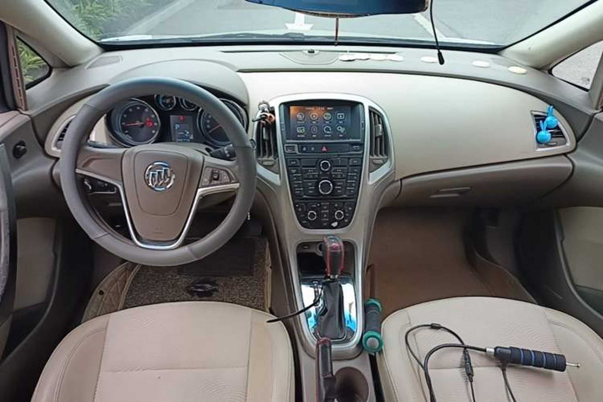 Used Buick GT 2013 GT 1.6L Automatic Fashion Edition Center Console