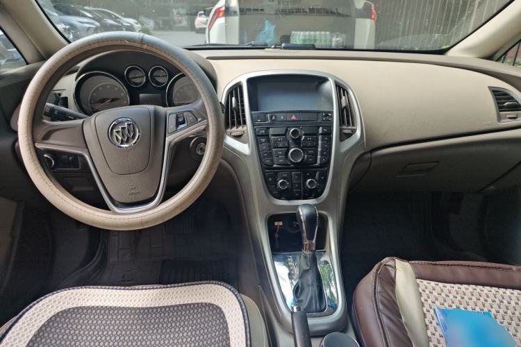 Used Buick GT 2013 GT 1.6L Automatic Fashion Edition Center Console