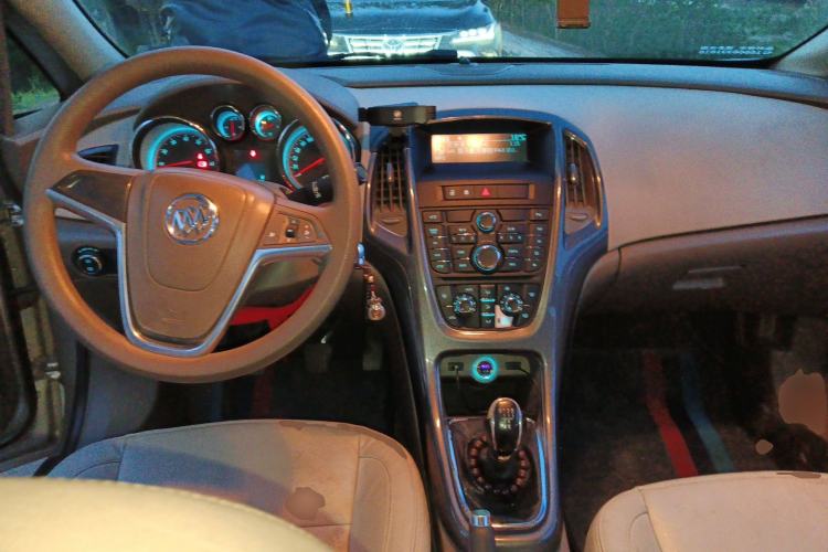 Used Buick GT 2013 GT 1.6L Manual Comfort Edition Center Console
