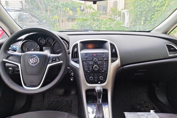 Used Buick GT 2013 XT 1.6L Automatic Fashion Edition Center Console