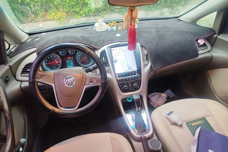 Used Buick GT 2013 GT 1.6L Automatic Fashion Edition Center Console
