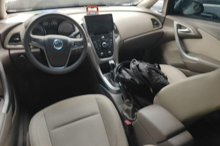 Used Buick GT 2013 GT 1.6L Manual Entry-Level Model Center Console