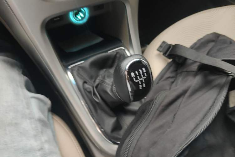 Used Buick GT 2013 GT 1.6L Manual Entry-Level Model Gear Lever