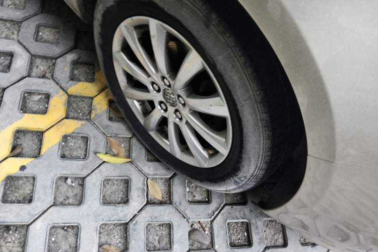 Used Buick GT 2013 GT 1.6L Automatic Fashion Edition Right Front Wheel Hub