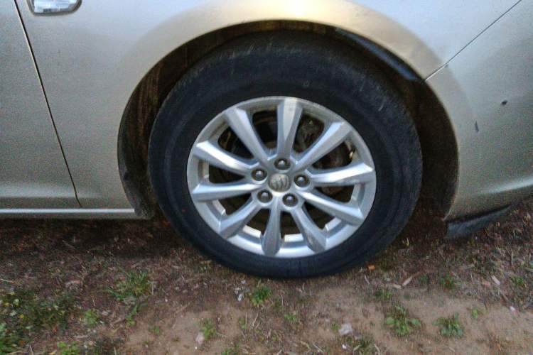 Used Buick GT 2013 GT 1.6L Manual Comfort Edition Right Front Wheel Hub