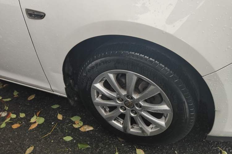 Used Buick GT 2013 GT 1.6L Manual Entry-Level Model Right Front Wheel Hub