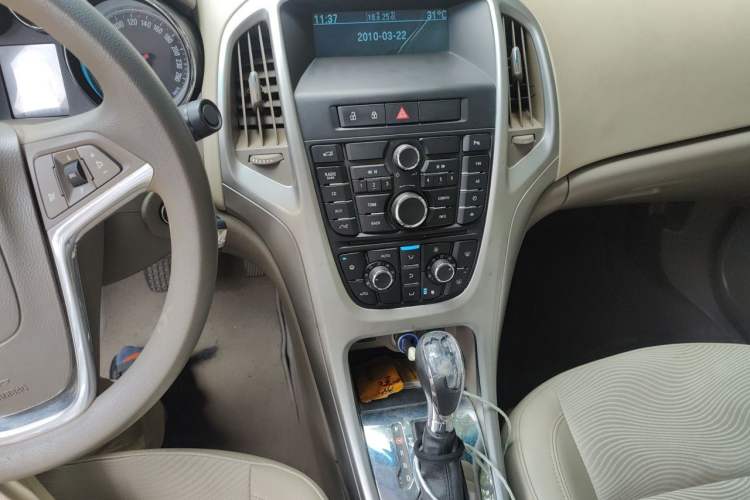 Used Buick GT 2013 GT 1.6L Automatic Fashion Edition Audio And AC Panel