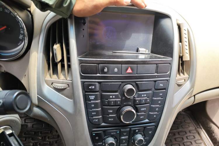 Used Buick GT 2013 GT 1.6L Automatic Fashion Edition Audio And AC Panel