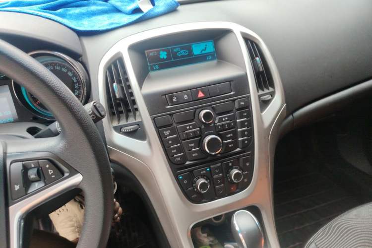 Used Buick GT 2013 XT 1.6L Automatic Fashion Edition Audio And AC Panel