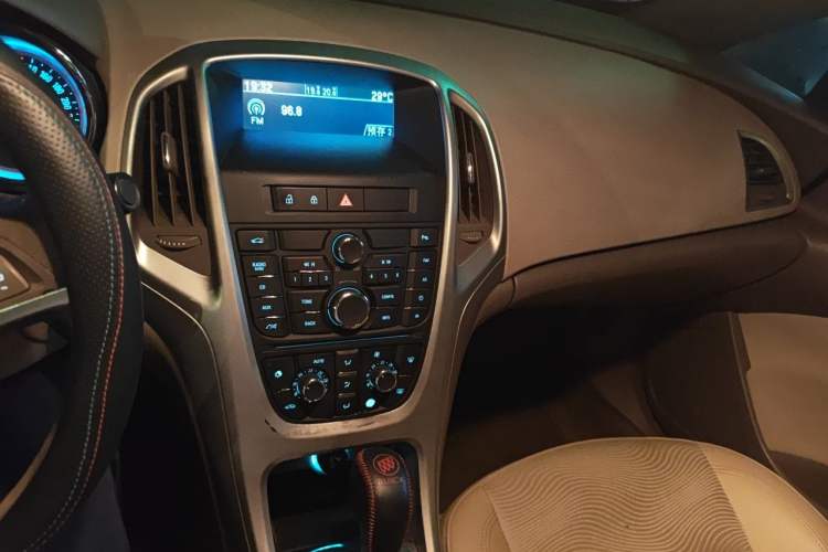 Used Buick GT 2013 GT 1.6L Automatic Fashion Edition Audio And AC Panel