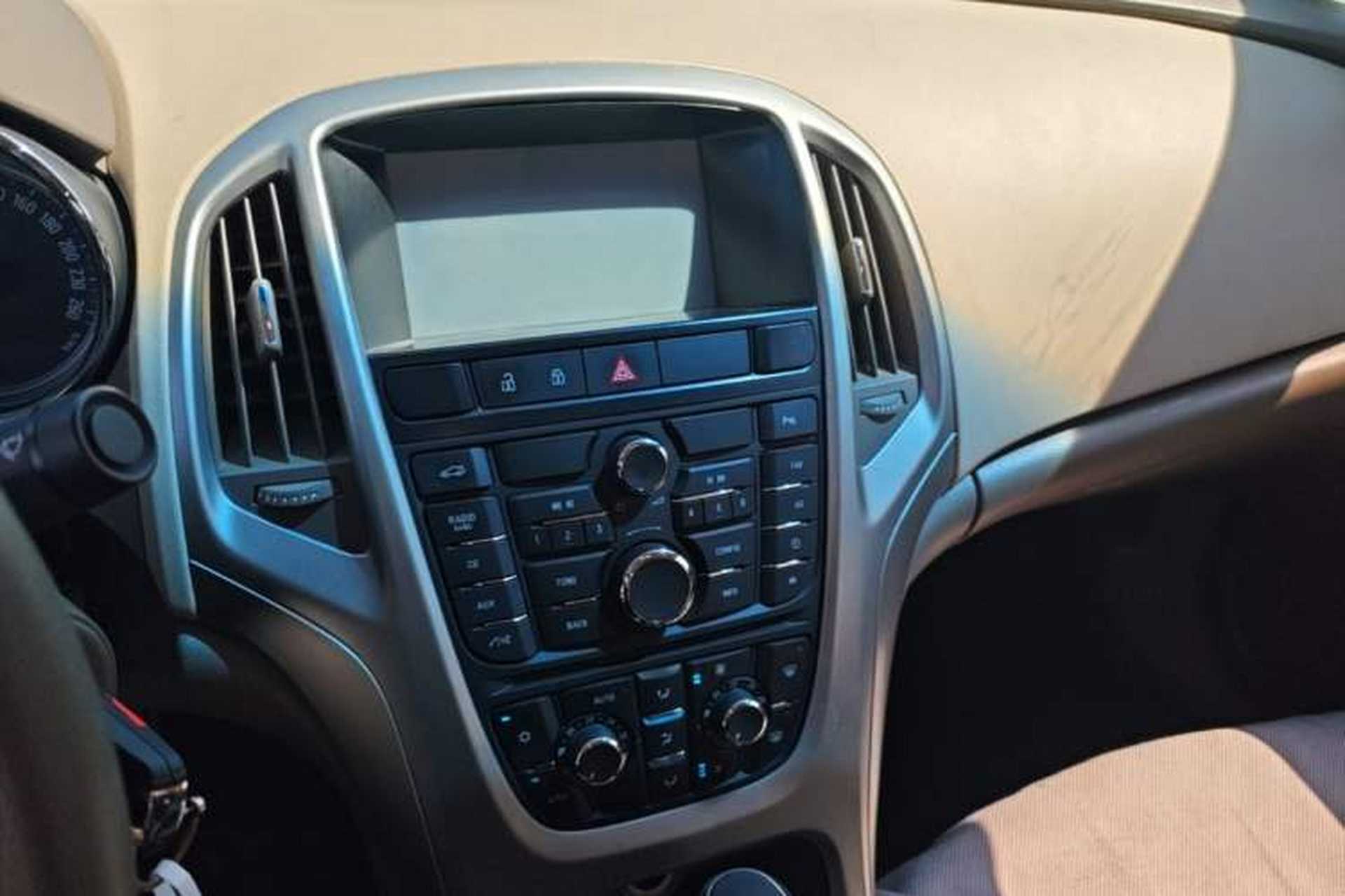 Used Buick GT 2013 GT 1.6L Automatic Fashion Edition Audio And AC Panel