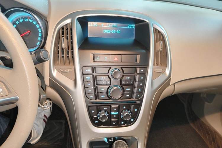 Used Buick GT 2013 GT 1.6L Automatic Fashion Edition Audio And AC Panel