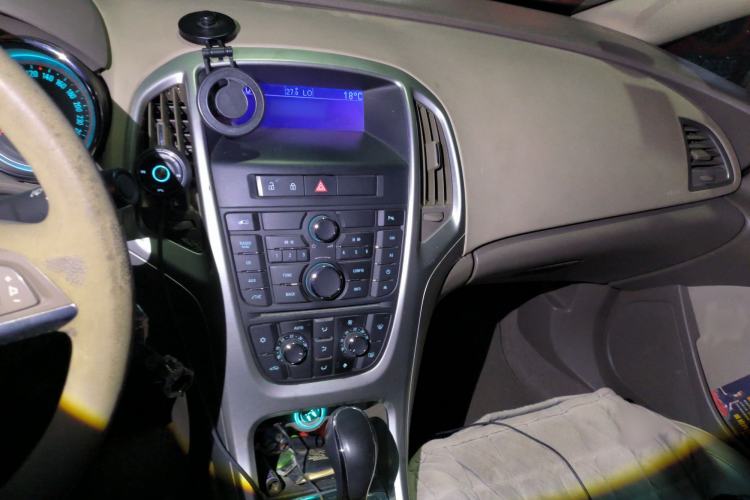 Used Buick GT 2013 GT 1.6L Automatic Fashion Edition Audio And AC Panel
