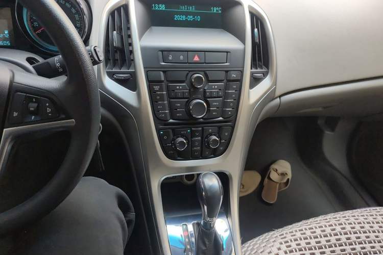 Used Buick GT 2013 XT 1.6L Automatic Fashion Edition Audio And AC Panel