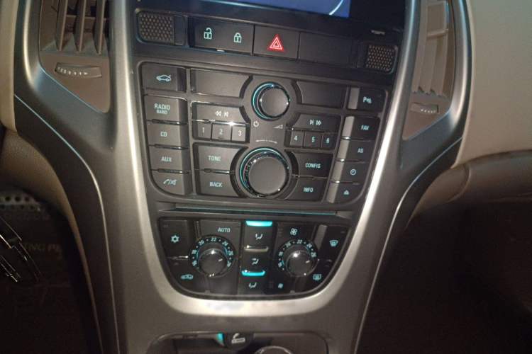 Used Buick GT 2013 GT 1.6L Automatic Fashion Edition Audio And AC Panel
