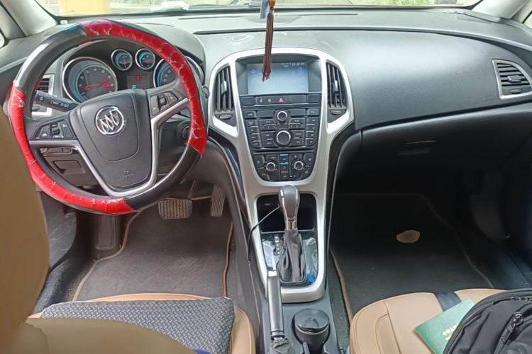 Used Buick GT 2013 GT 1.8L Automatic Fashion Edition Center Console