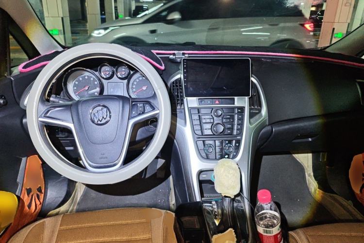 Used Buick GT 2013 XT 1.6L Automatic Fashion Edition Center Console