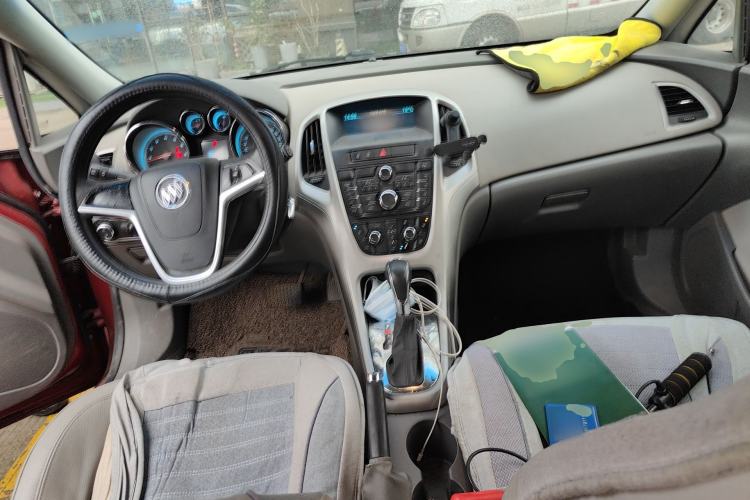 Used Buick GT 2013 XT 1.6L Automatic Fashion Edition Center Console