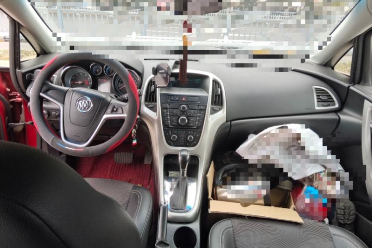 Used Buick GT 2013 XT 1.6L Automatic Fashion Edition Center Console
