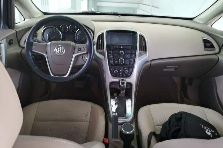 Used Buick GT 2013 GT 1.6L Automatic Fashion Edition Center Console