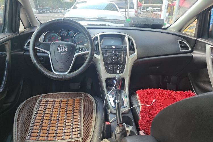 Used Buick GT 2013 XT 1.6L Automatic Fashion Edition Center Console