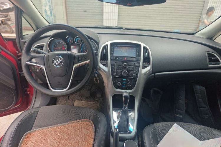 Used Buick GT 2013 XT 1.6L Automatic Fashion Edition Center Console