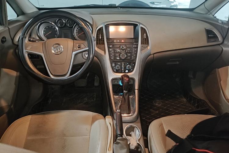 Used Buick GT 2013 GT 1.6L Automatic Fashion Edition Center Console
