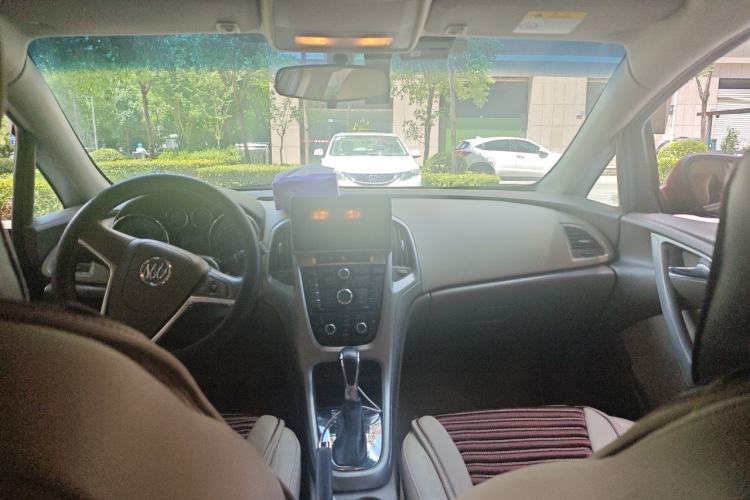 Used Buick GT 2013 GT 1.6L Automatic Fashion Edition Center Console
