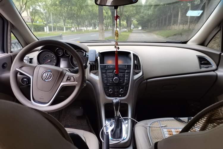 Used Buick GT 2013 GT 1.6L Automatic Fashion Edition Center Console