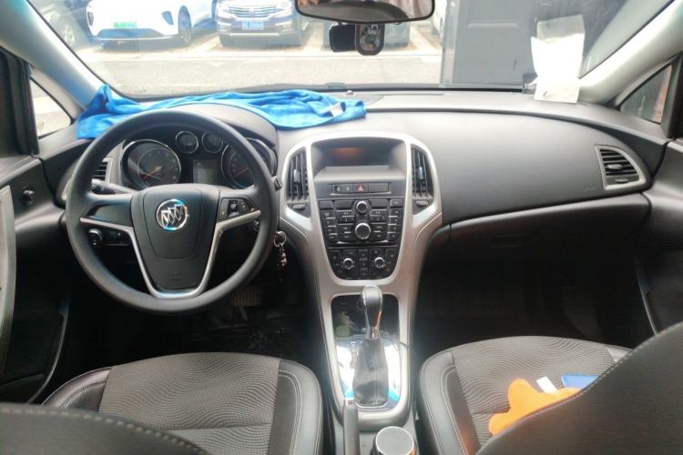 Used Buick GT 2013 XT 1.6L Automatic Fashion Edition Center Console