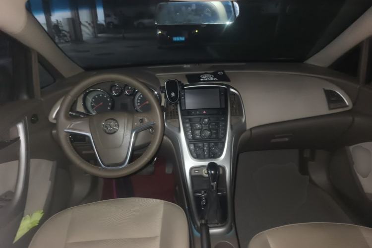 Used Buick GT 2013 GT 1.6L Automatic Fashion Edition Center Console