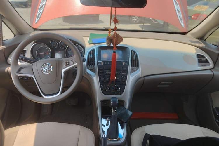Used Buick GT 2013 GT 1.6L Automatic Fashion Edition Center Console