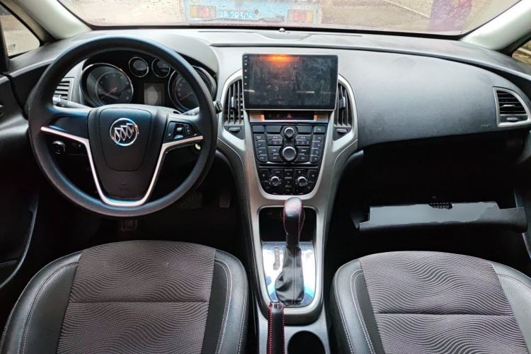 Used Buick GT 2013 XT 1.6L Automatic Comfort Edition Center Console