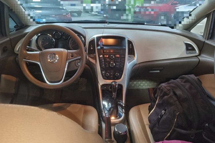 Used Buick GT 2013 GT 1.6L Automatic Fashion Edition Center Console