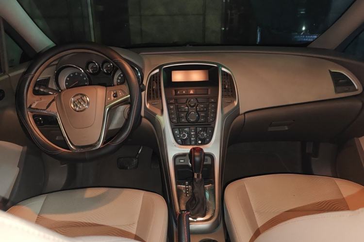 Used Buick GT 2013 GT 1.6L Automatic Fashion Edition Center Console