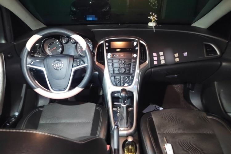 Used Buick GT 2013 XT 1.6L Automatic Fashion Edition Center Console