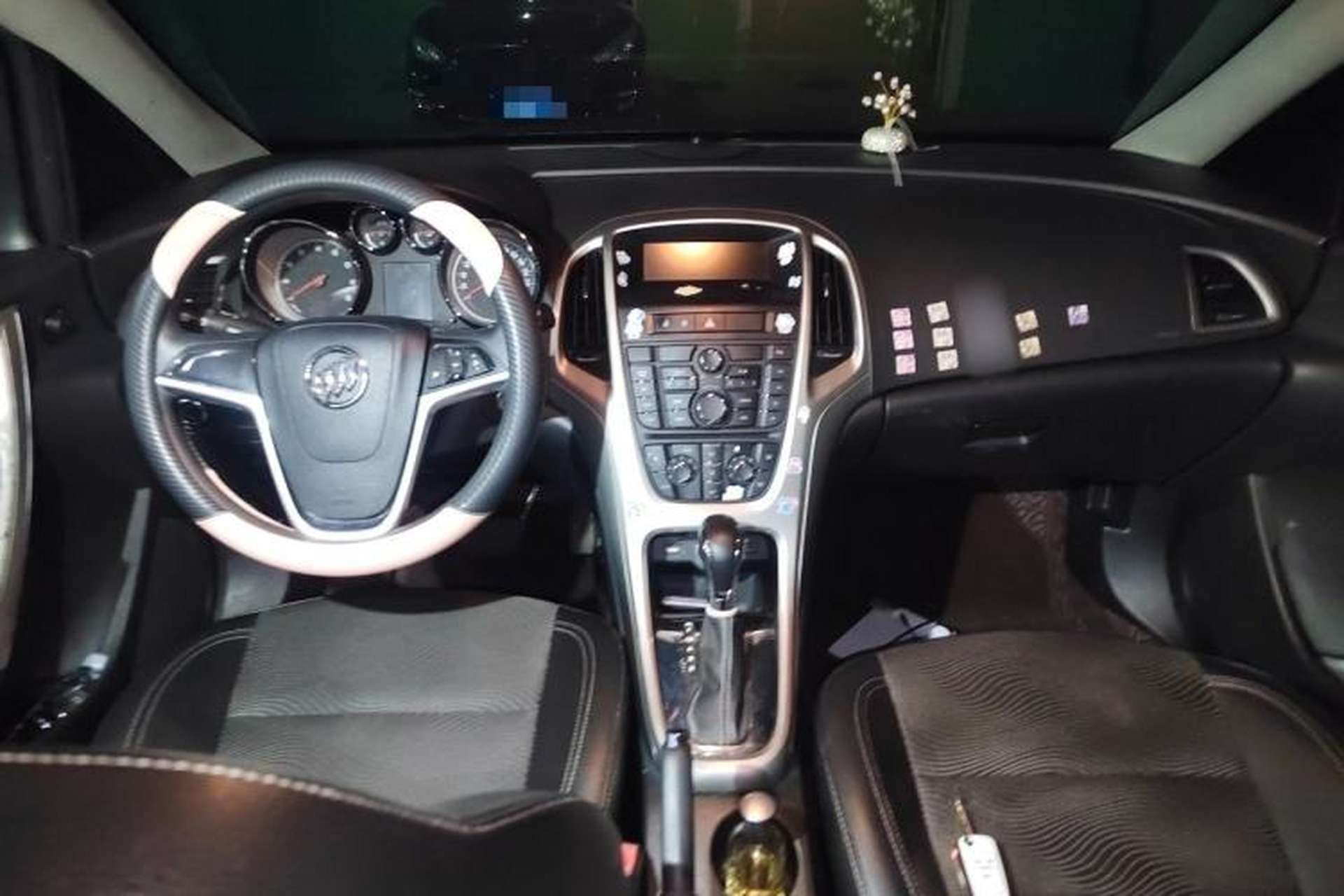 Used Buick GT 2013 XT 1.6L Automatic Fashion Edition Center Console