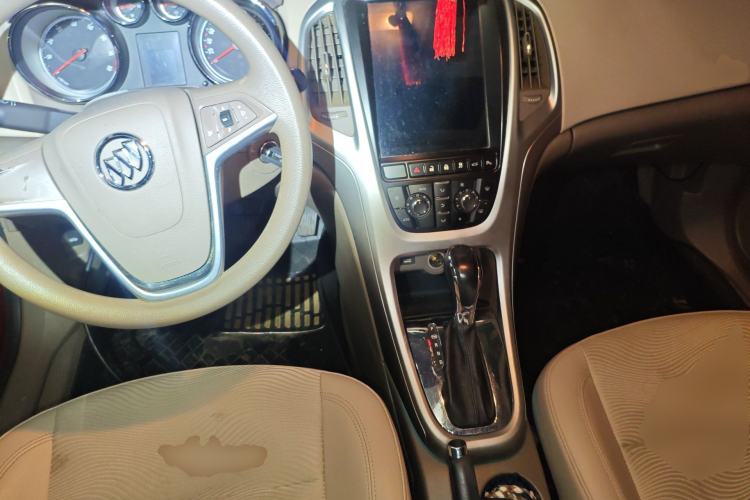 Used Buick GT 2013 GT 1.6L Automatic Fashion Edition Center Console