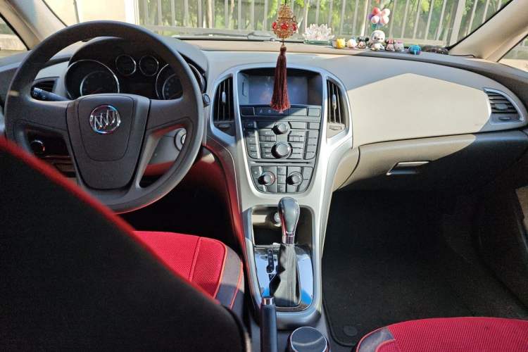 Used Buick GT 2013 GT 1.6L Automatic Comfort Edition Center Console