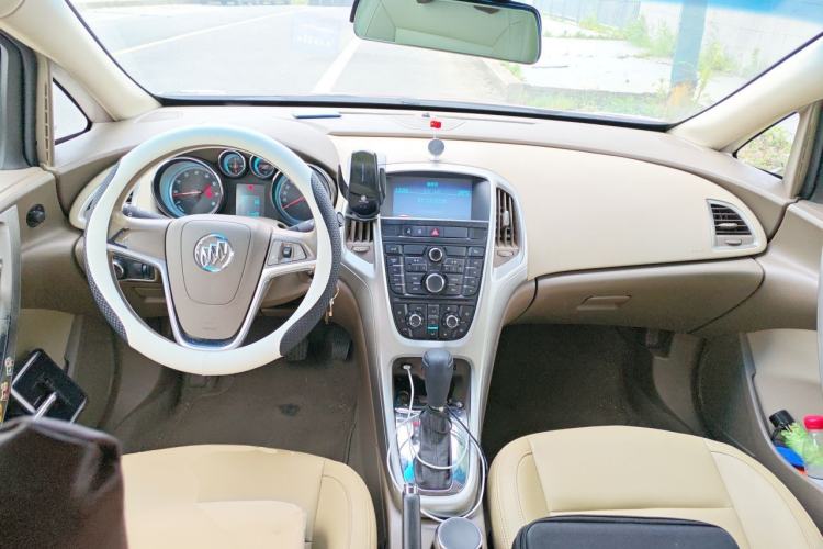 Used Buick GT 2013 GT 1.6L Automatic Fashion Edition Center Console