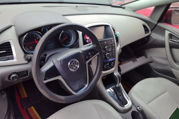 Used Buick GT 2013 XT 1.6L Automatic Fashion Edition Center Console